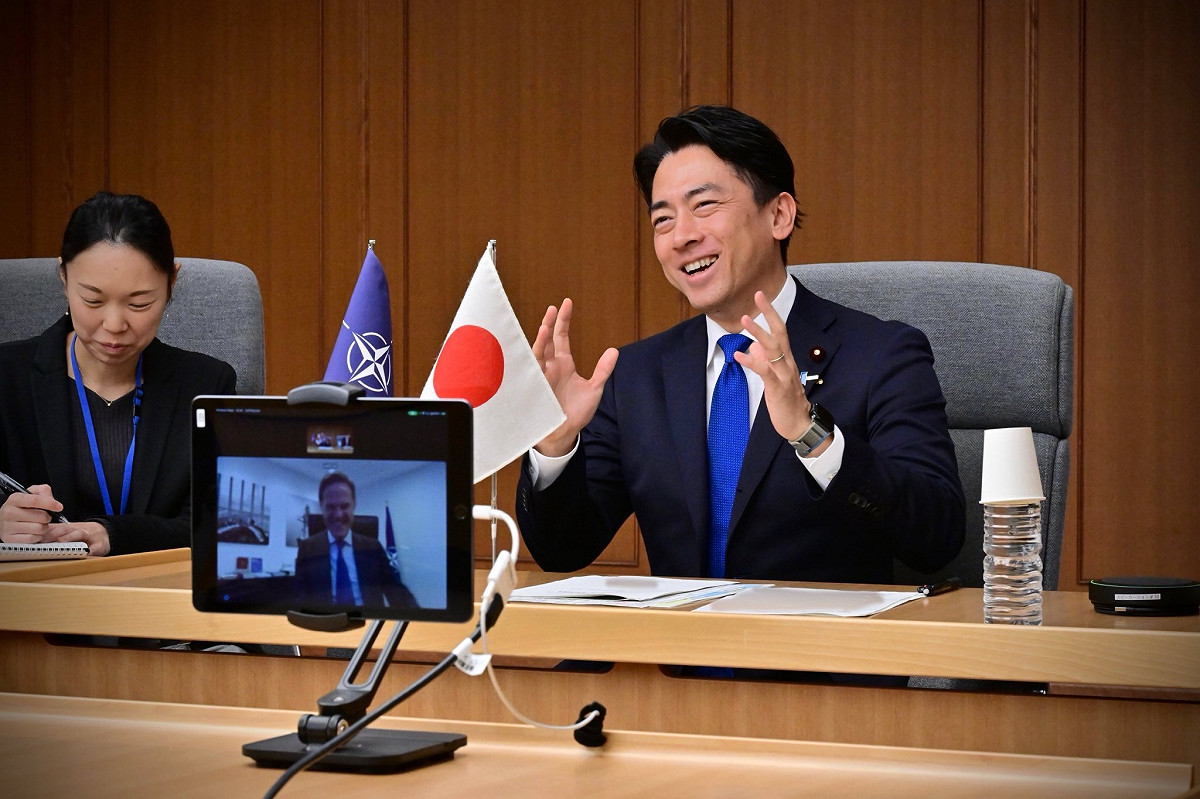 日本防衛大臣（右）與北約秘書長呂特（電腦銀幕畫面）舉行首次視訊會議，主題是中國挑釁 圖：翻攝自小泉進次郎的Ｘ