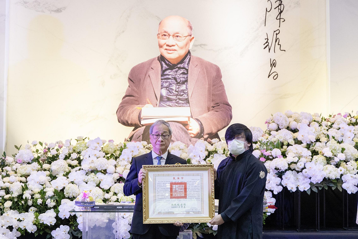 文化部長李遠（左）代表頒贈總統褒揚令，由陳耀昌之子陳智銘（右）代表受贈。 圖：文化部提供
