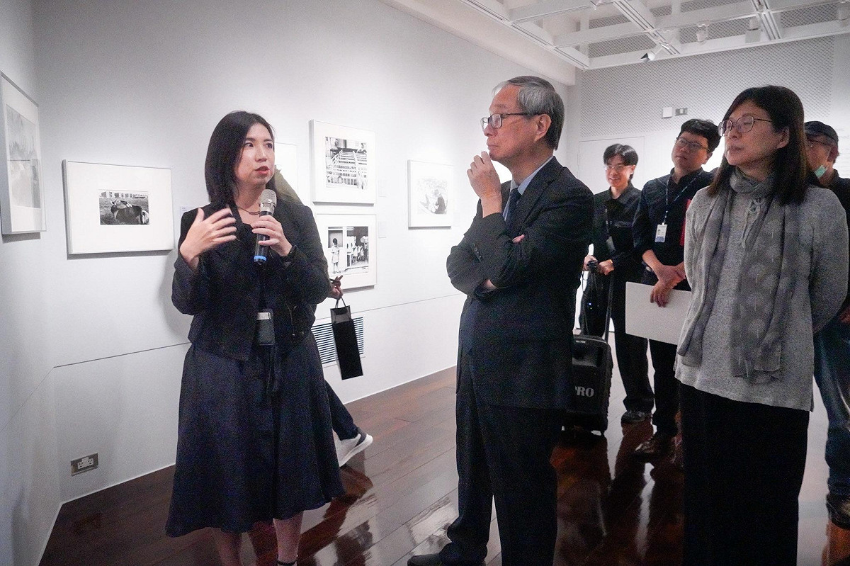 「2025國家攝影文化中心典藏展」開幕，文化部長李遠，聽取攝影解說。. 圖：張良一攝
