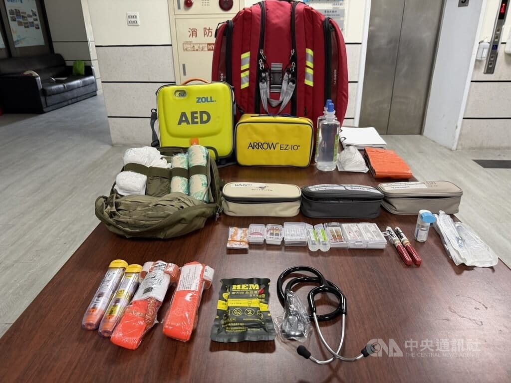 台東縣消防局和衛生局審核通過「野外救護包」，裡面有救命針、止血藥、止痛藥等，將來消防人員偏鄉和山區救難，可讓傷病患在漫長的下山途中，生命徵象更穩定。中央社記者盧太城台東攝 114年12月11日