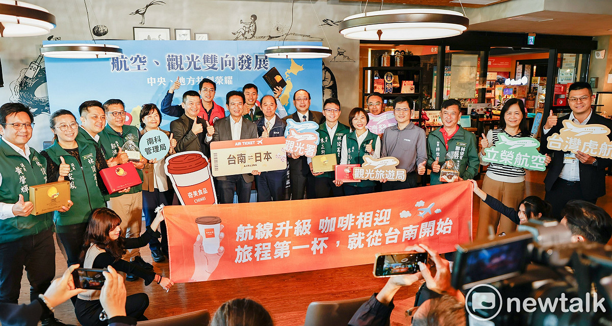立委林俊憲在奇美食品幸福工廠咖啡廳舉辦「推廣台南機場航線觀光」記者會，展現中央、地方與民間企業攜手推動空港觀光的決心。 圖：林俊憲服務處提供