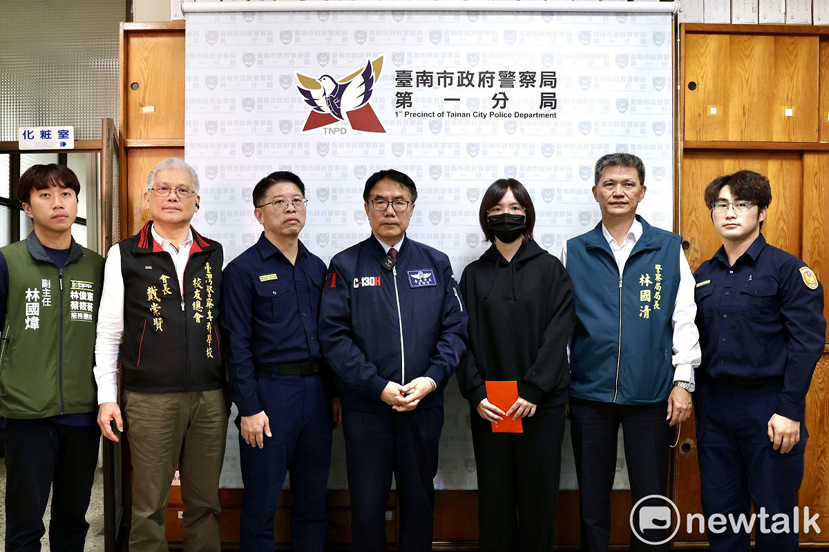 台南市長黃偉哲前往市警局第一分局德高派出所，慰問受傷的黃姓員警，除關切員警的傷勢與復原狀況，並致贈慰問金，代表市府表達對第一線執勤同仁最堅定的支持。 圖：台南市政府提供