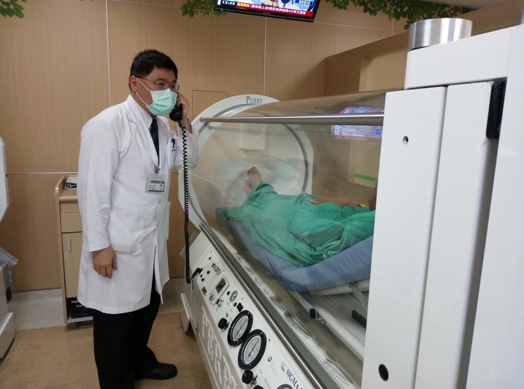 苗栗縣大千綜合醫院副院長暨高壓氧中心主任蔡建宗（圖）11日表示，冬季是發生一氧化碳中毒的高峰期，若在發生初期儘早給予患者高壓氧治療，可減少對身體的傷害，也能大幅降低日後發生神經學後遺症的機率。（大千醫院提供）中央社記者管瑞平傳真　114年12月11日