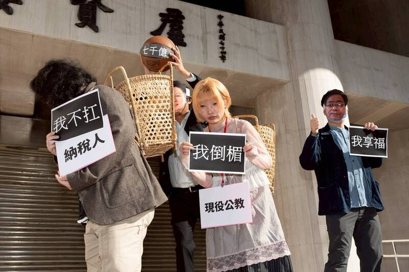 立法院國民黨團推動反年改修法，最快將於12日三讀通過。經民連今日赴立院外召開記者會提出3大警告，一、年改倒退，會害慘現役公教；二、基金破產，勿牽拖全體國民；三、堅決反對，擴大撥補公教退撫基金，呼籲藍白切勿讓年金改革走向回頭路，擴大世代剝削與職業不公平。 圖：經民連提供