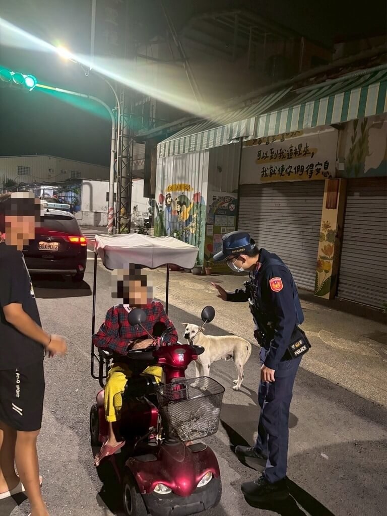 高雄8旬林姓婦人日前深夜迷路，僅有1隻愛犬「小白」隨侍在側，警方到場協助，但林婦無法陳述確切住家地址，一籌莫展之際，小白在巡邏車前方不斷徘徊，在其引導下，警方順利找到老婦住處。（高市鼓山警分局提供）中央社記者洪學廣傳真　114年12月11日
