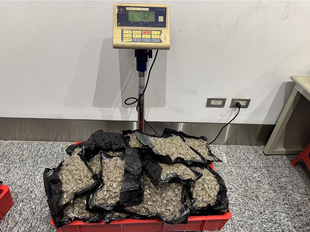 查扣大麻花總重高達16.22公斤。 圖：航警局提供