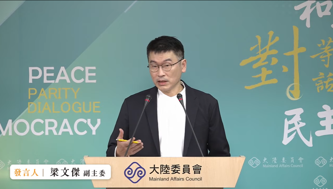 大陸委員會副主委暨發言人梁文傑今（11）日在例行記者會回應，對岸發言人被問到為何不開放臉書時，就一直吞吞吐吐講不出話，「聽君一席話，還是一席話」。 圖：擷自直播畫面