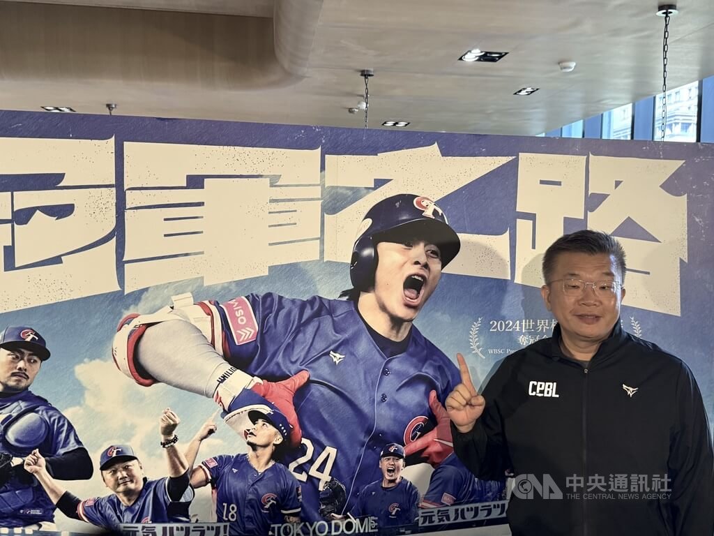 中華職業棒球大聯盟會長蔡其昌（圖）11日出席紀錄片「冠軍之路」特映活動，受訪時被問起新球季場地安排，外傳羅東棒球場有意爭取舉辦例行賽，蔡其昌表示，聯盟目前沒收到相關消息。中央社記者謝靜雯攝 114年12月11日