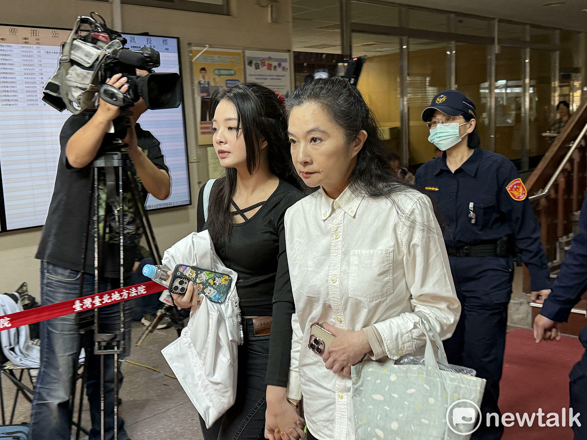 國民黨台北市議員應曉薇（右）與女兒應佳妤（左）。 圖：周煊惠 / 攝（資料照）