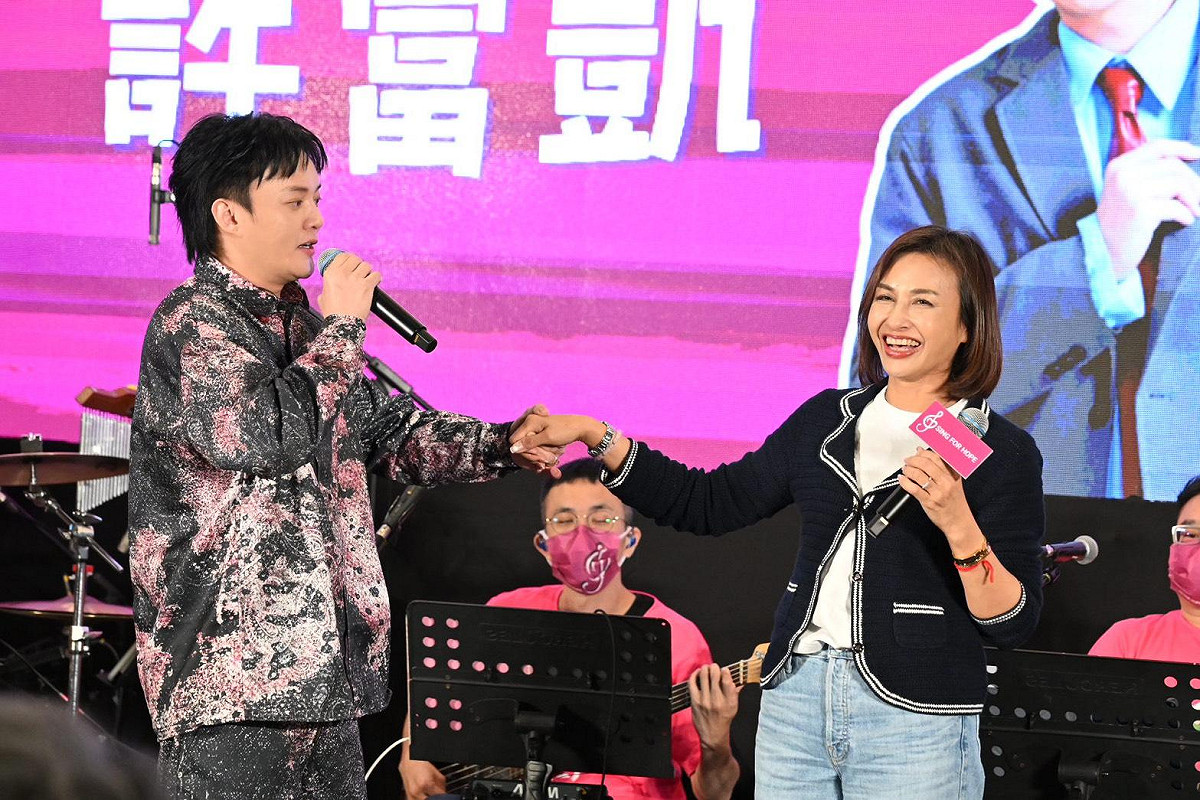 邱議瑩(右)在「癌症希望基金會」的年終演唱會台上，與金曲歌王許富凱(左)合唱〈甲你攬牢牢〉。 圖：邱議瑩競選總部/提供
