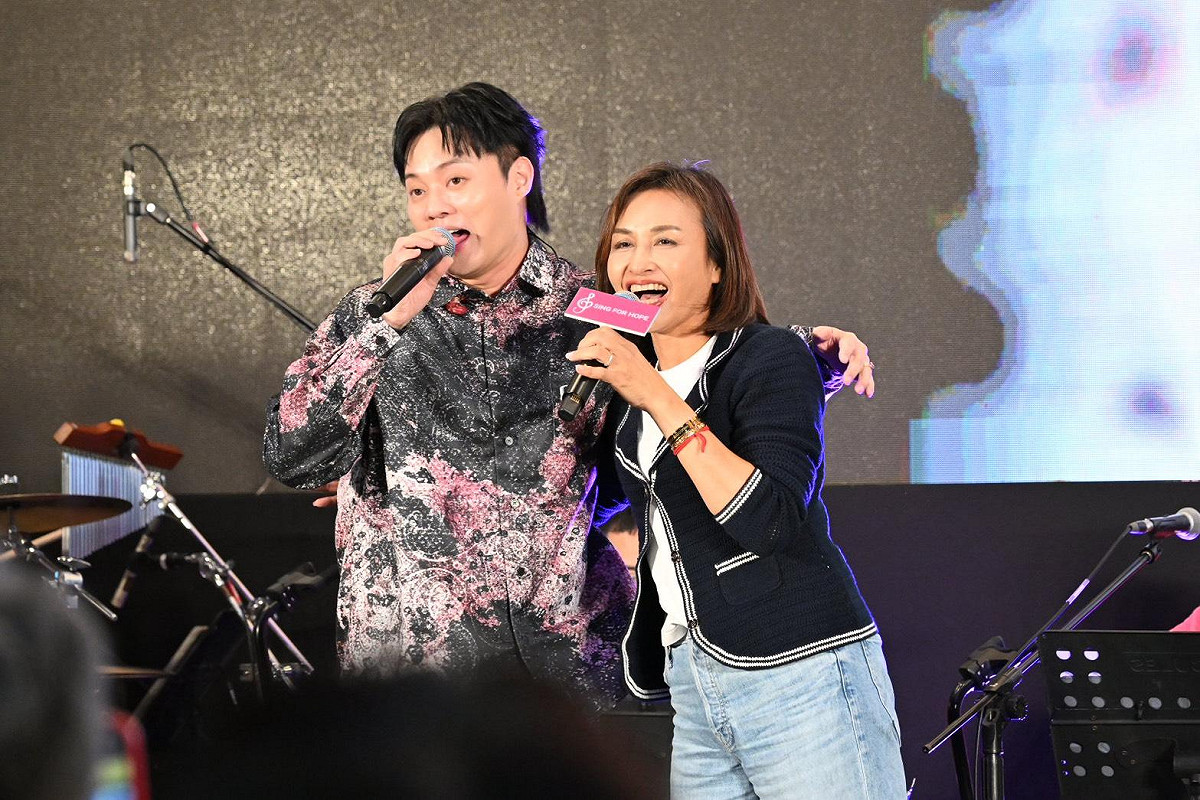 邱議瑩(右)與許富凱(左)透過真摯溫暖的歌曲，傳遞給病友與家屬力量。 圖：邱議瑩競選總部/提供