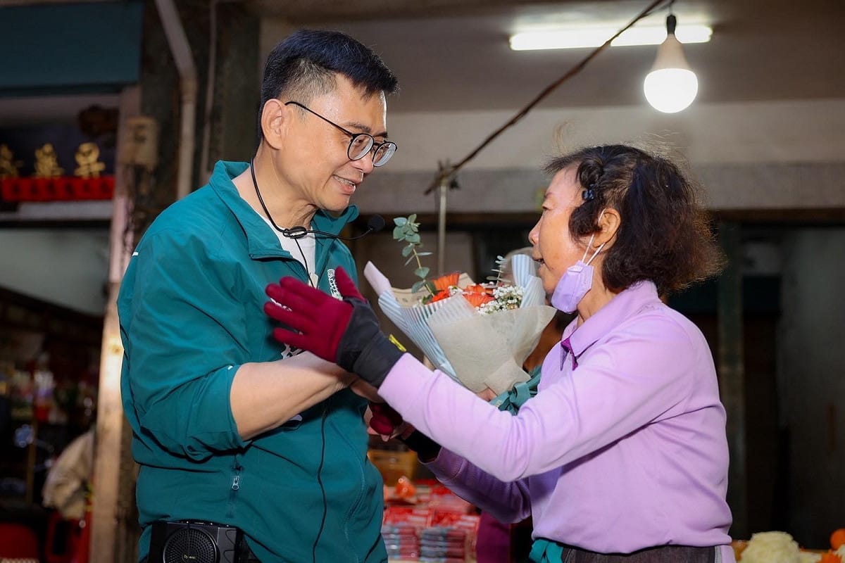 賴瑞隆在小港區二苓市場與攤商互動致意。 圖：賴瑞隆辦公室/提供