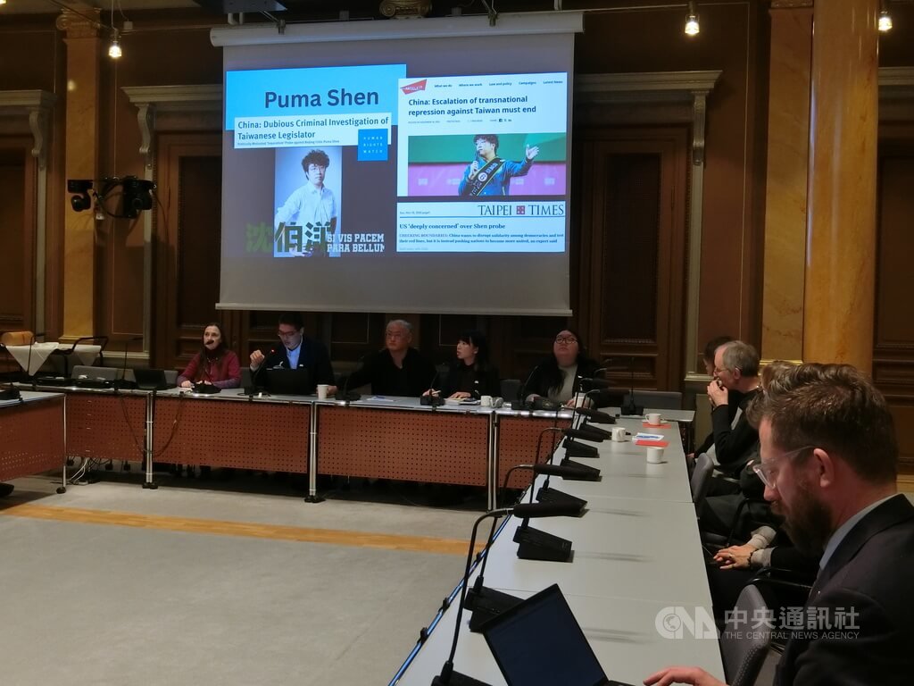 李明哲（左3）與任職於台灣民主實驗室的維吾爾人權倡議工作者塔什肯（左2）在瑞典國會座談中提到立委沈伯洋被中國政府發布通緝令，完全無視台灣主權，迫害台灣人言論自由。中央社記者辜泳秝斯德哥爾摩攝　 114年12月12日 圖：中央社提供