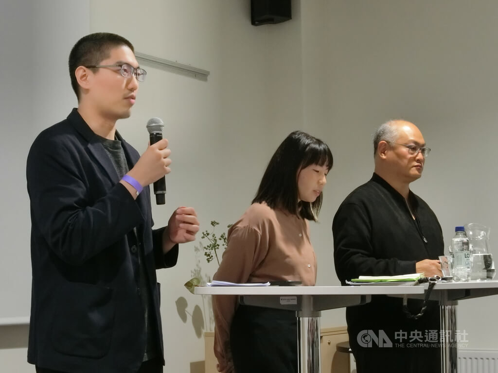 人權工作者李明哲（右）以「中國跨境鎮壓」為主題的北歐巡講來到瑞典，他與任職於台灣民主實驗室的維吾爾人權倡議工作者塔什肯（左）10日於瑞典國際人權日進行公開短講。中央社記者辜泳秝斯德哥爾摩攝 　114年12月12日 圖：中央社提供