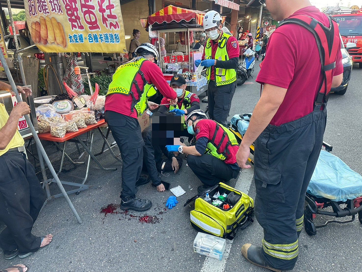 男子遭蛇繞頸險窒息，後自摔釀成濺血事故。 圖：消防局提供