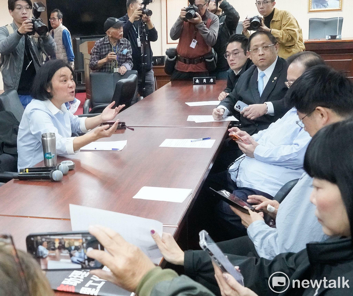 針對「助理費除罪化」提案，國民黨立委陳玉珍與立院助理工會幹部坐下來談。 圖：張良一/攝