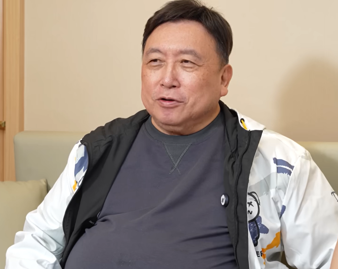 王晶稱「豔照門」主因是陳冠希愛炫耀，疑酒後向友人展示情史，消息外傳才讓私密照外洩。 圖：翻攝自王晶笑看江湖