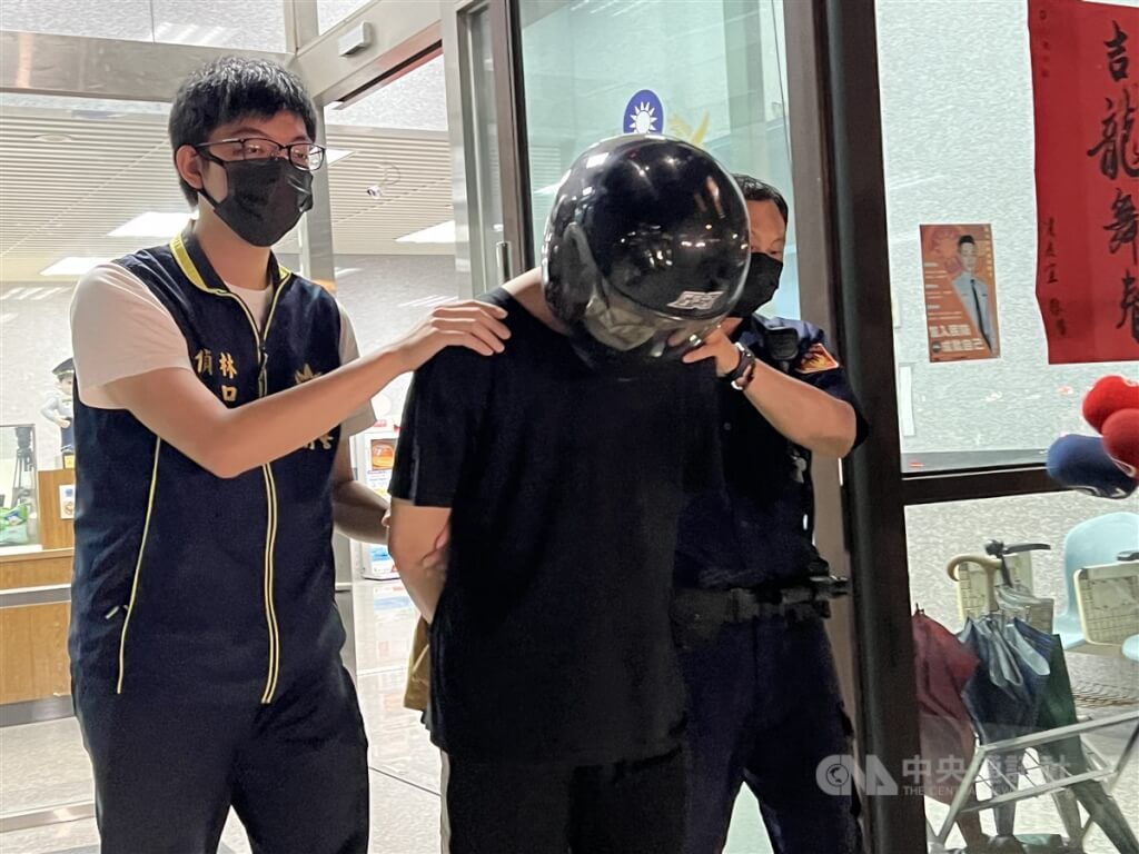 許姓憲兵（中）涉嫌不滿同為軍人的劉姓女友分手，2024年5月殺害劉女並污辱屍體。（中央社檔案照片）