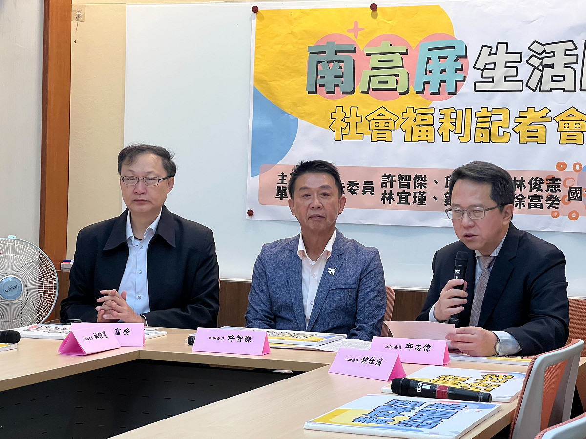許智傑(中)、邱志偉(右)、徐富癸(左)等南高屏「Lucky 7」立委，共同推動一系列社會福利、醫療照護、托育支持、青年協助與住宅政策。 圖：許智傑競選總部/提供