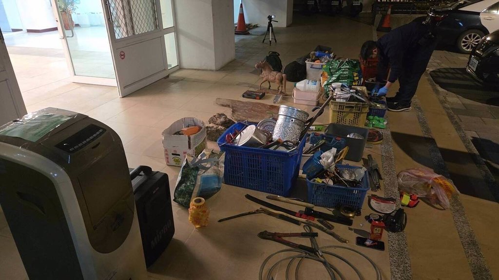 高雄市六龜區公所彩蝶復育貨櫃內冷風扇、音響喇叭與清潔隊衛生掩埋場監視器主機、數據機等日前失竊，警方循線逮捕無業周姓男子並起出毒品，全案依毒品、竊盜等罪送辦。（高市六龜警分局提供）中央社記者洪學廣傳真　114年12月12日
