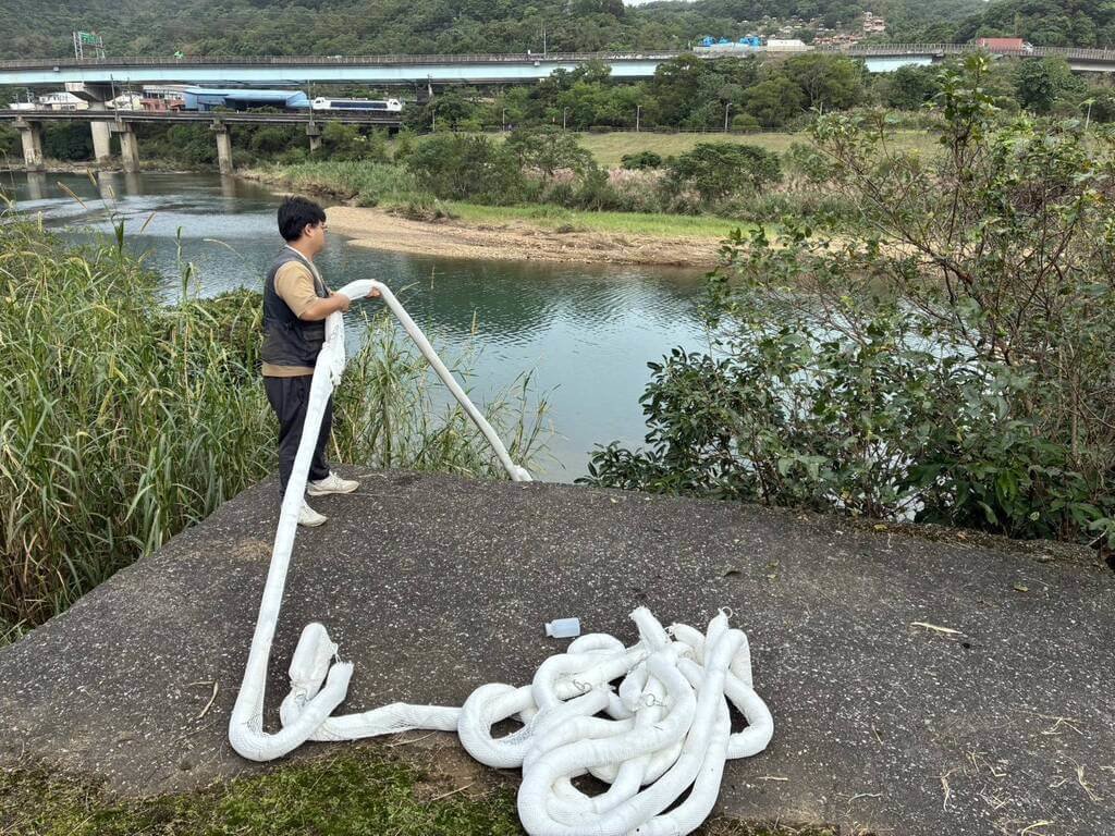 基隆河八堵抽水站附近河面出現油污，影響民生用水。 圖：基隆市政府提供(資料照)