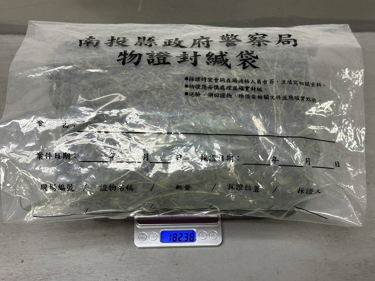 警方於民宅內查扣68株大麻活株及乾燥大麻葉等贓證物。 圖：警方提供