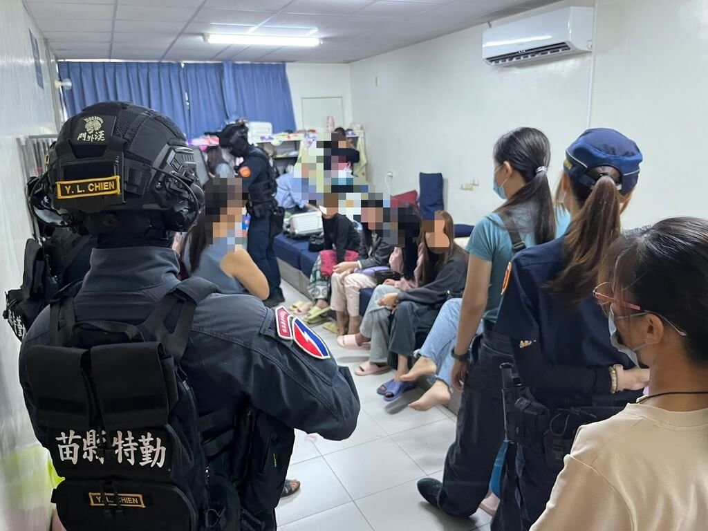 苗栗縣江姓男子與其子女以「觀光免簽」為漏洞，引進泰國女子在台從事非法陪酒及性交易，警方表示，經專案小組數月蒐證，日前持搜索票至江嫌住處，成功查獲15名泰籍女子。（苗栗縣警察局苗栗分局提供）中央社記者魯鋼駿傳真　114年12月12日