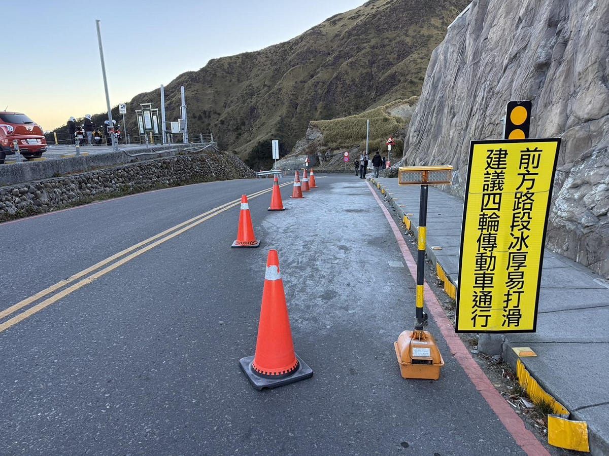 路局宣布翠峰至大禹嶺路段於今(13)日至15日期間，將視天氣狀況不排除機動實施交通管制措施，如限掛雪鍊通行、預警性封路等。 圖：取自中橫路況交通資訊站（資料照）