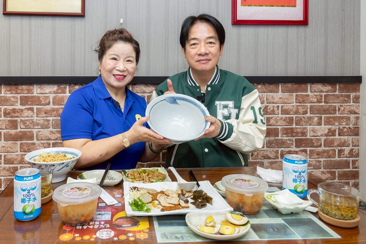 總統賴清德與開封包公府私房麵老闆郭明華 圖：賴清德臉書