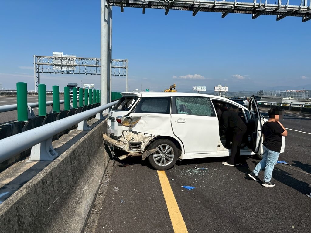 國道3號北上215公里草屯路段12日發生6車追撞車禍，1輛聯結車駕駛酒駕變換車道不當，後方6輛小客車來不及應變發生追撞，幸無人受傷。（警方提供）中央社記者吳哲豪傳真 114年12月13日