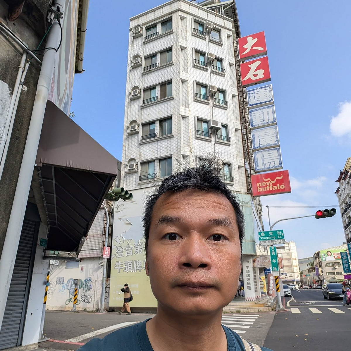前民眾黨台南市議員參選人江明宗到大石國際店前打卡 圖：江明宗臉書