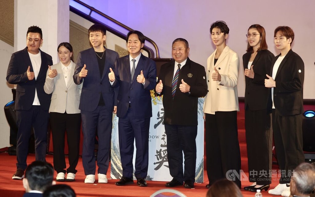 總統賴清德（左4）13日在台北出席114年宏道獎頒獎典禮，與中華奧會主席林鴻道（右4）、運動部長李洋（左3）、奧運選手林郁婷（右3）、郭婞淳（左2）、黃筱雯（右2）、李孟遠（左）、王冠閎（右1）合影，林郁婷不僅擔任宏道獎頒獎典禮主持人，更迎來30歲生日，她許願想與總統賴清德合照，所幸靠著中華奧會主席林鴻道「助攻」如願完成。中央社記者張皓安攝 114年12月13日