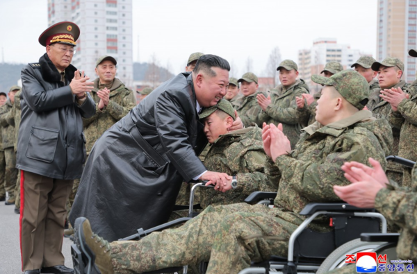 金正恩 12 日在平壤出席歡迎儀式，迎接一支完成俄羅斯任務後返國的朝鮮人民軍（KPA）第 528 工兵團。 圖：翻攝自朝中社