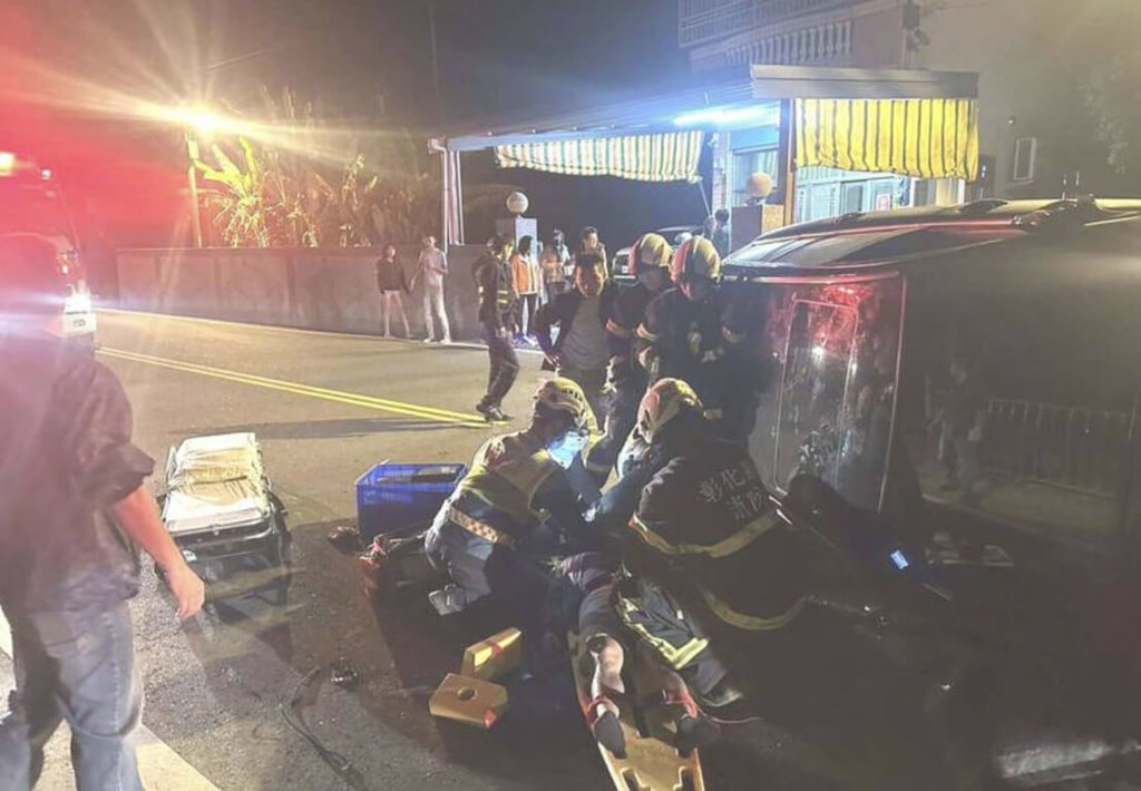 彰化縣芬園鄉13日凌晨發生車禍，梁男酒醉駕駛賓士休旅車行經員草路時，休旅車失控撞上民宅圍牆，衝撞大門旁梁柱後翻車，男子受困車內遭警消救出後無大礙，將依公共危險罪送辦。（民眾提供）中央社記者吳哲豪傳真 114年12月13日