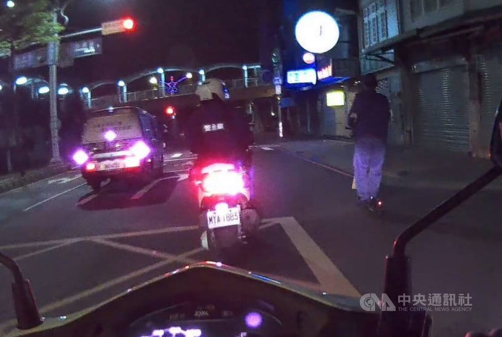 桃園市警察局桃園分局中路派出所警員12日晚間巡邏時，在三民路發現55歲黃姓男子（右）渾身酒氣在馬路上騎乘電動滑板車，實施酒測值高達每公升1.03毫克，屬嚴重超標，警方依法將人移送法辦。（翻攝照片）中央社記者葉臻傳真　114年12月13日
