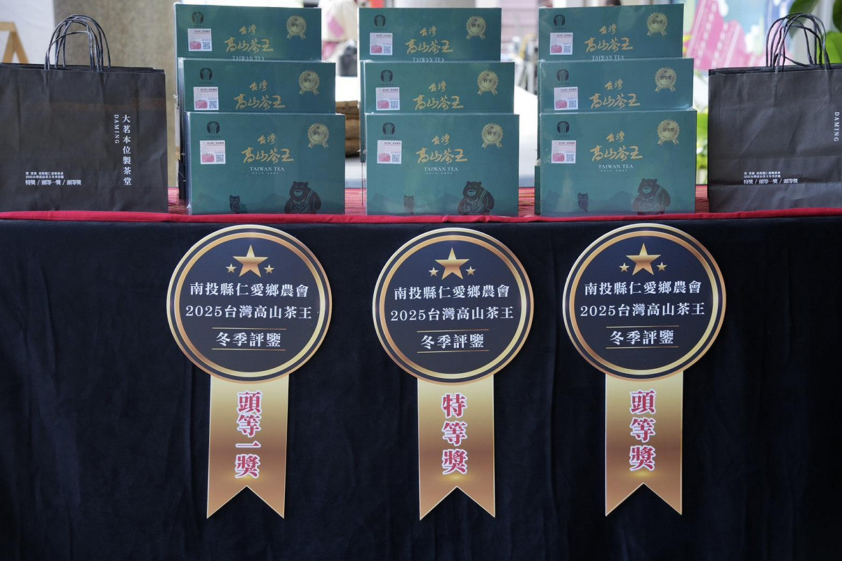 「大茗本位製茶堂」的比賽茶表現亮眼，一舉拿下「特等獎、頭等獎與頭等一獎」三項殊榮。 圖：南投縣政府/提供