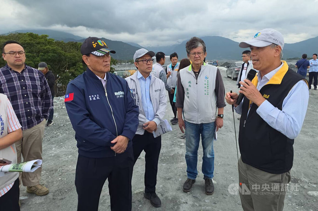 行政院政務委員季連成（前左）13日赴花蓮縣關心光復鄉災區重建狀況，在馬太鞍溪南岸堤防聽取重建工程西官簡報。 圖: 中央社提供