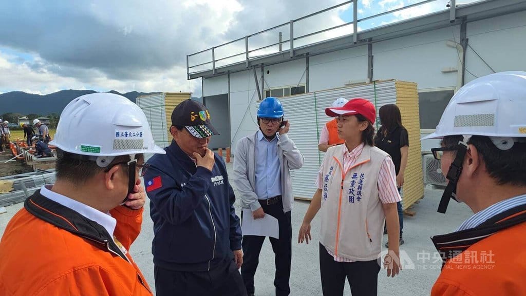行政院政務委員季連成（左2）13日到花蓮關心光復鄉中繼屋興建狀況，他受訪時表示，2處中繼屋目前進度皆達9成，預計12月底完工。中央社記者張祈攝　114年12月13日