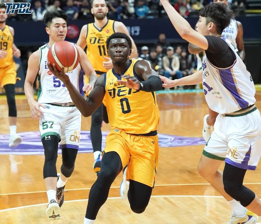 台灣職業籃球大聯盟（TPBL）新北中信特攻隊13日例行賽迎戰桃園台啤永豐雲豹隊，特攻靠著阿巴西（持球者）攻下17分、8籃板、5助攻，終場就以85比75搶勝。（TPBL提供）中央社記者陳容琛傳真　114年12月13日