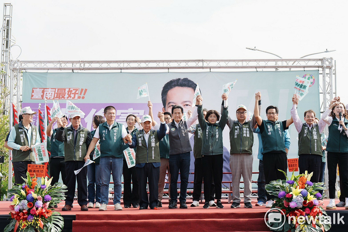 林俊憲在麻豆成立競選後援會，包括立委郭國文、林宜瑾、賴惠員、王義川、林楚茵，台南市議長邱莉莉、副議長林志展等人齊聚一堂，展現黨內高度團結。 圖：林俊憲服務處提供