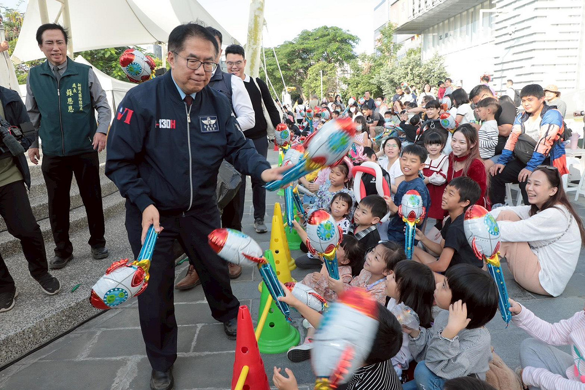 「2026台南好young」最後一場親子活動今日在東區時代公園熱鬧登場，吸引近6000人次參加，台南市長黃偉哲也到場，透過機智有獎徵答與親子互動，為活動增添歡樂氣氛。 圖：台南市政府提供