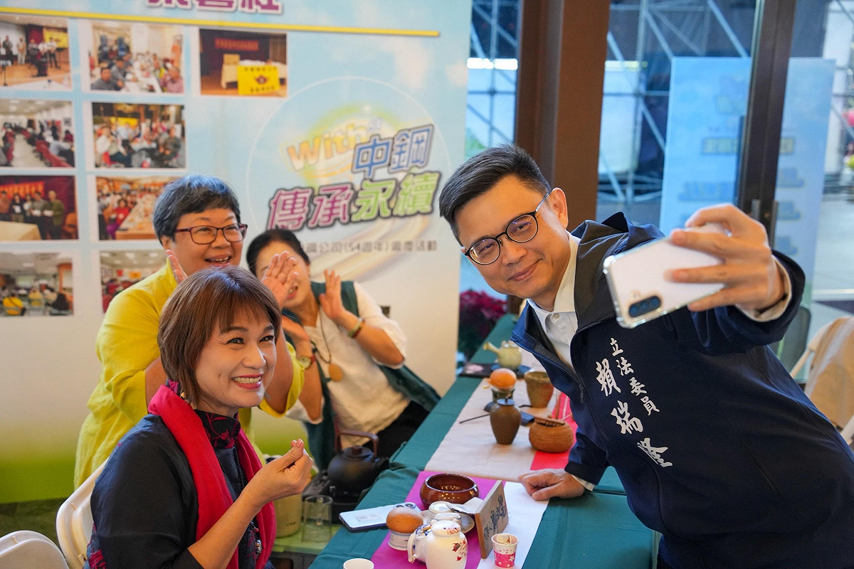 賴瑞隆(右一)品嚐高雄農產品的好滋味。 圖：賴瑞隆辦公室/提供