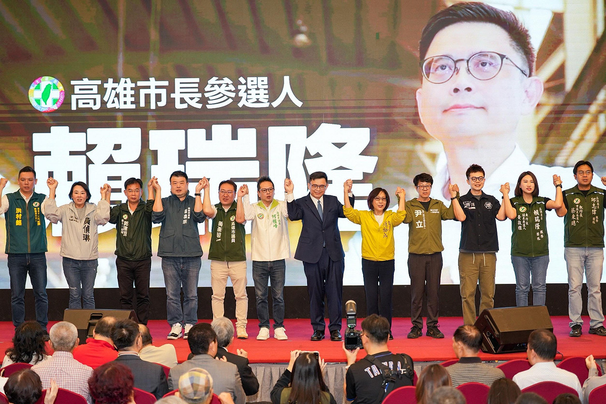 賴瑞隆(右六)獲高雄各大社團與各區議員及參選人出席力挺。 圖：賴瑞隆辦公室/提供
