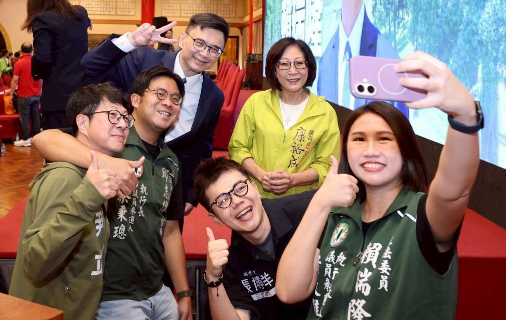 友人出席的賴瑞隆(左四)與友人出席記者會力挺。 圖：賴瑞隆辦公室/提供