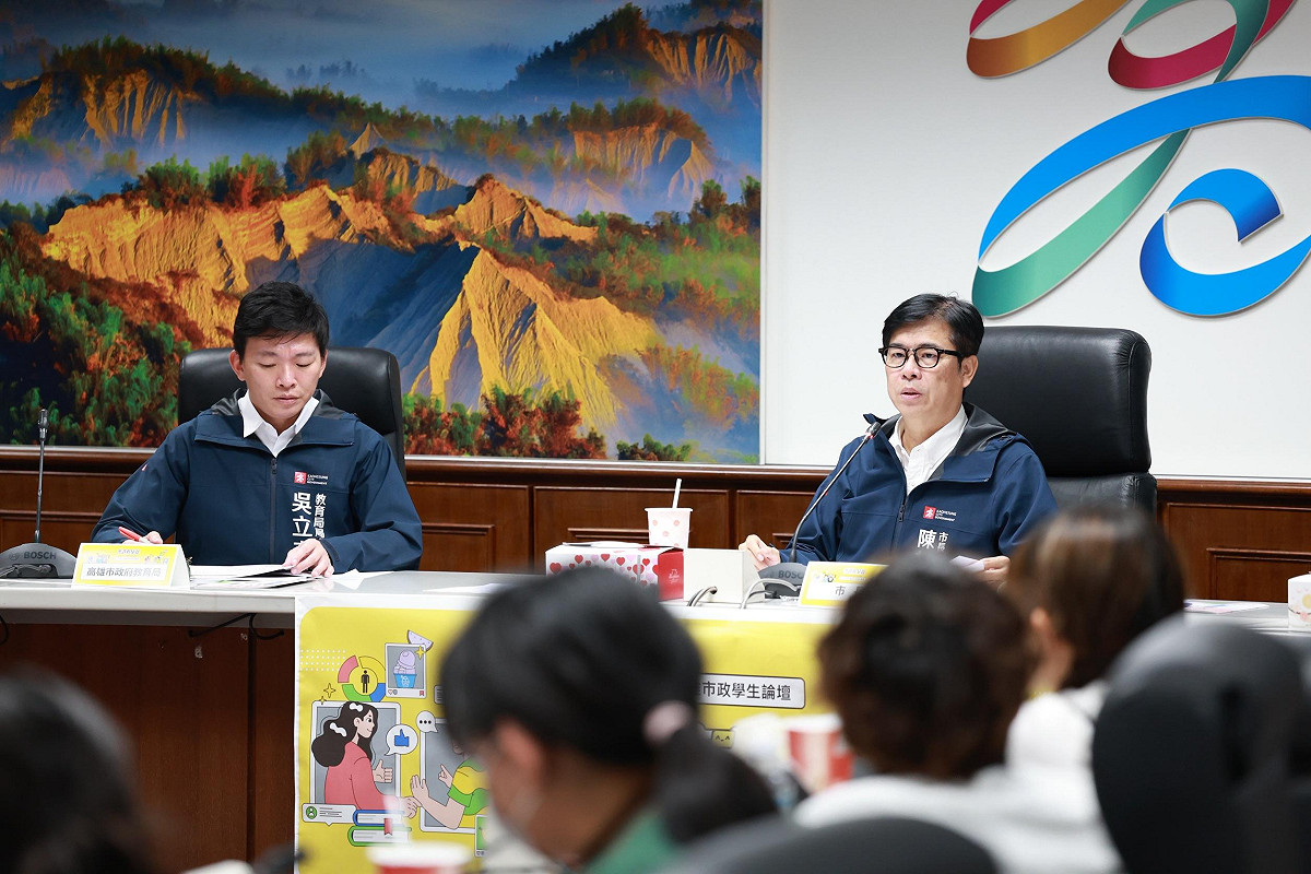 「市政有學聲－2025高雄市政學生論壇」，陳其邁(右)與學生代表對談，吳立森(左)回應教育局關心學生權益的發展。 圖：高雄市教育局/提供