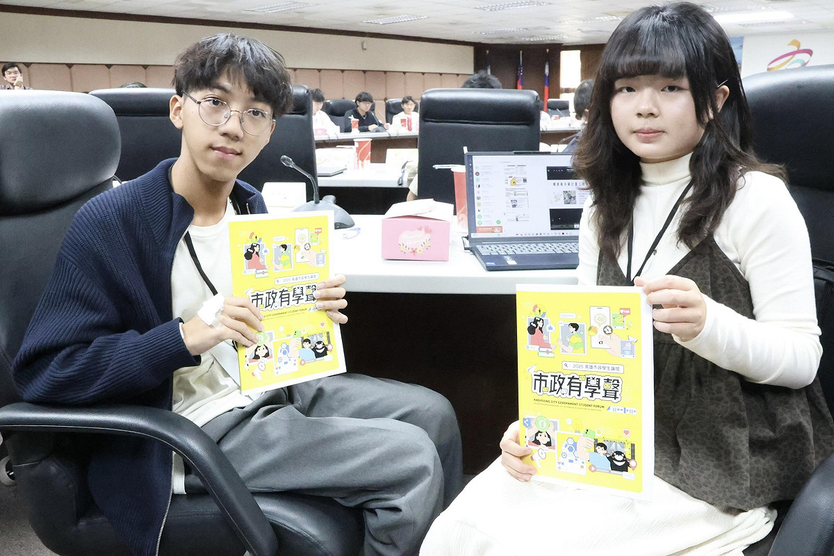 學生代表到市府會議室暢談市政及校園大小事。 圖：高雄市教育局/提供