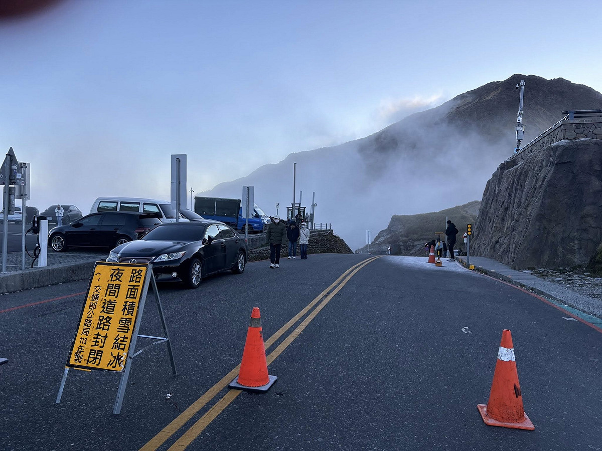 台14甲線合歡山公路翠峰至大禹嶺（18K至41.5K）路段，上午7時解除管制，恢復全線通行。 圖/南投縣政府警察局仁愛分局提供