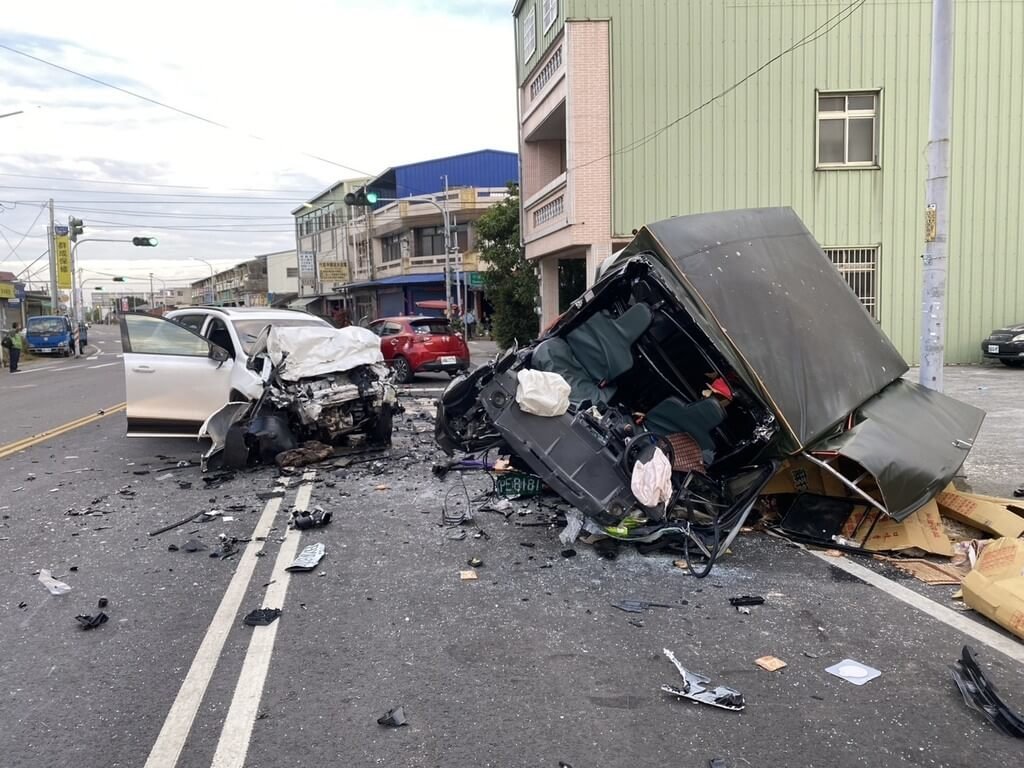 雲林縣斗南鎮14日發生車禍，3車相撞造成4人輕重傷，其中2人OHCA。（雲林縣消防局提供）中央社記者蔡智明傳真　114年12月14日
