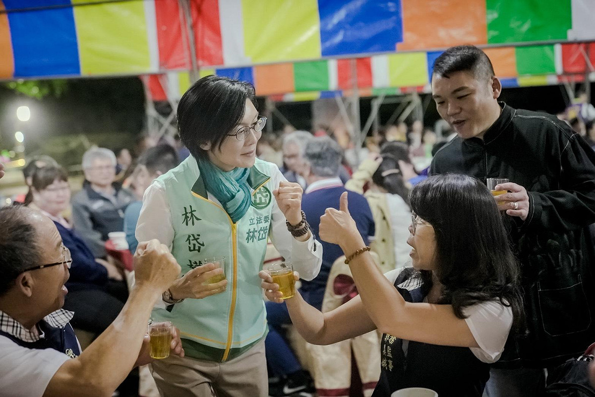 林岱樺(右二)參與地方行程，基層民眾為她加油打氣。 圖：林岱樺辦公室/提供