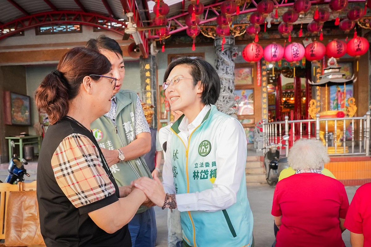 林岱樺(右)向神明祝禱城市平安，也與信眾深入互動。 圖：林岱樺辦公室/提供